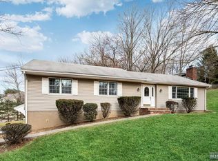 3 Grandview Ave, Upper Saddle River, NJ 07458