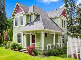 1067 Oak St, Silverton, OR 97381