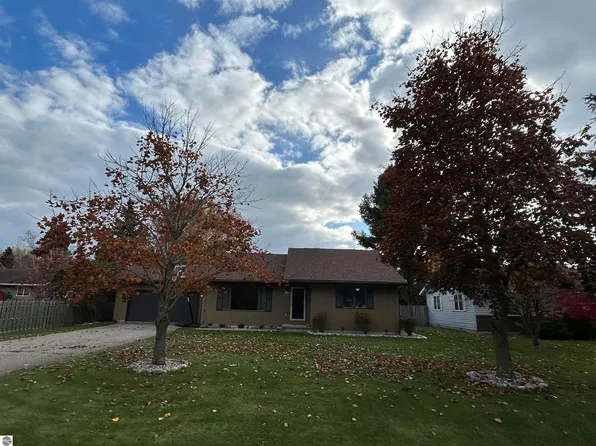 131 Roberta Dr, Tawas City, MI 48763