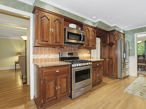 Kitchen beautifully updated!