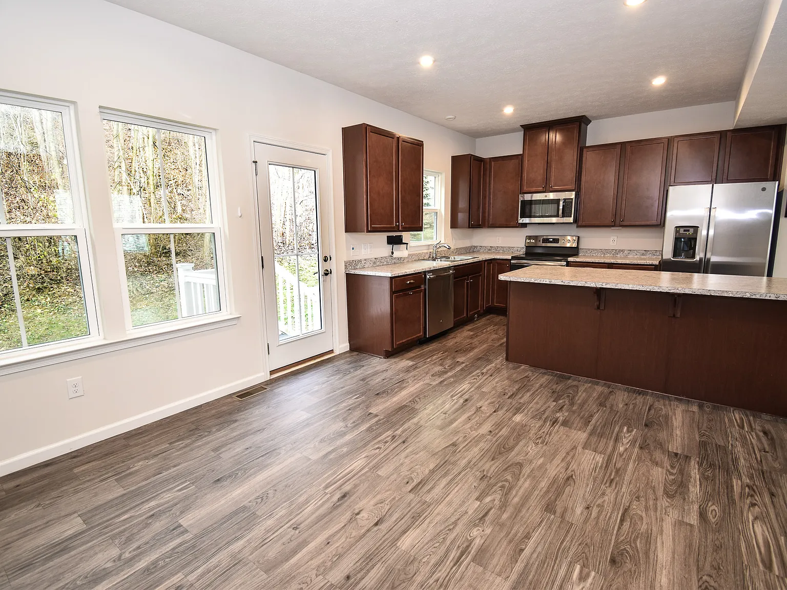 3 bed, 2.5 bath, 1558 sqft, $2,400 — Photo 3