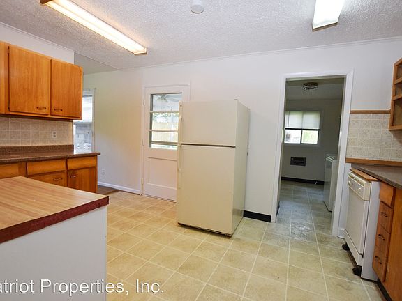 3rd image of 300 N Aspen Ave