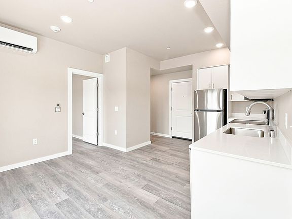 4th image of 2418 Verona St #403
