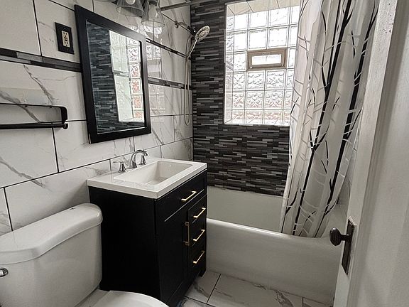 4th image of 8929 S Blackstone Ave APT 2