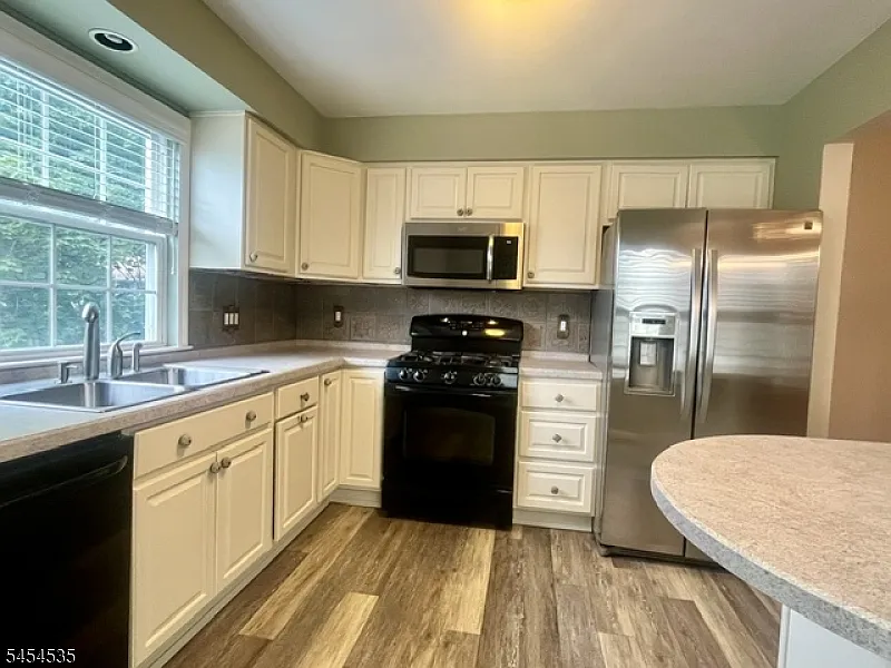 1 bed, 1.5 bath, $2,800 — Photo 2