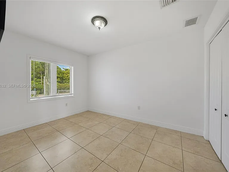 7515 NW South River Dr — Photo 11