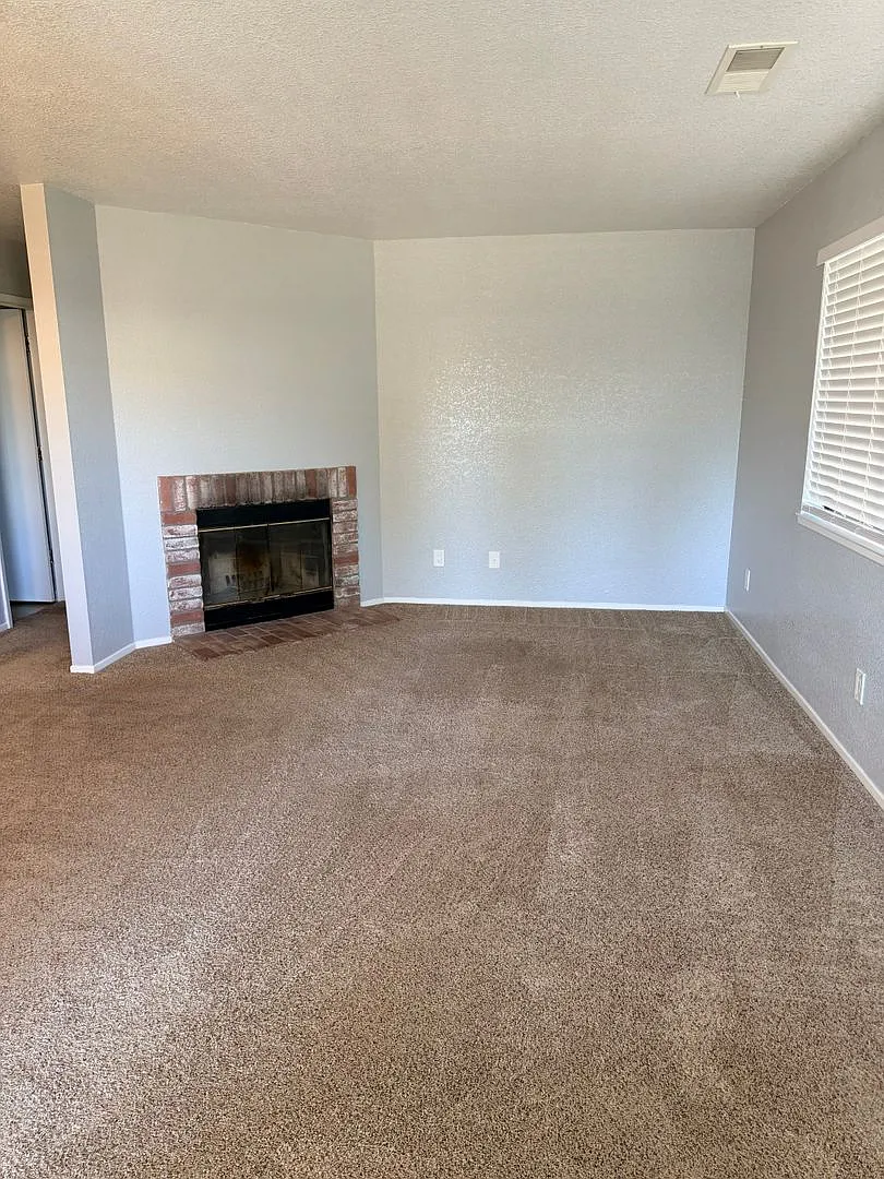 Comfortable 2 Bedroom, 2 Bath Home with Garage & Fireplace! — Photo 3