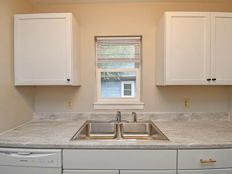 1115 N Duluth Ave — Photo 8