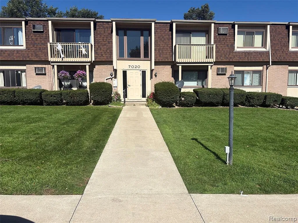 2 bed, 1.0 bath, 908 sqft, $1,400 — Photo 1
