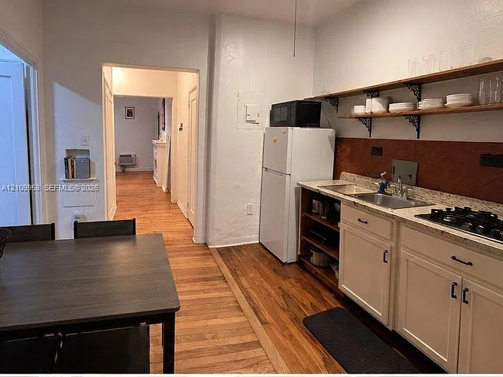 1560 Jefferson Ave — Photo 3