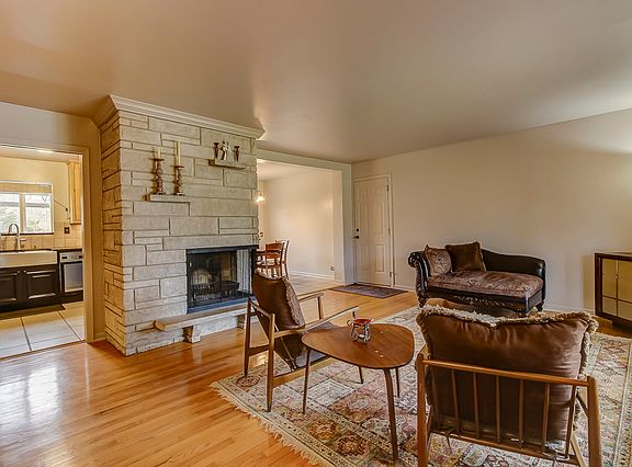 4th image of 29W016 Hillview Ave
