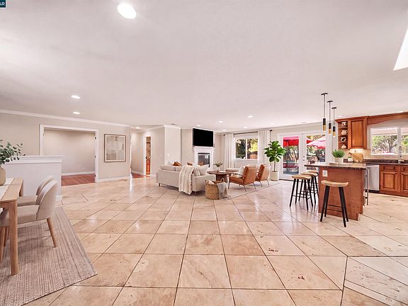 3rd image of 2065 Diablo Rd