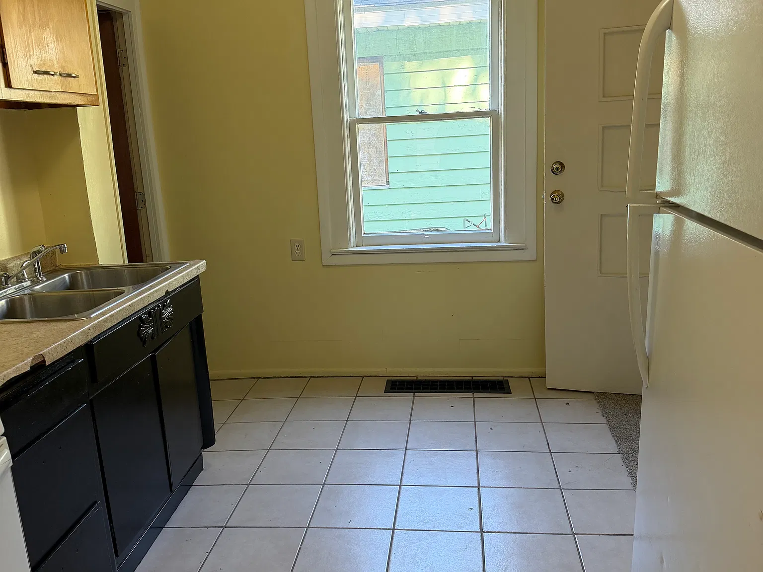 3 bed, 1.5 bath, 1296 sqft, $1,350 — Photo 2