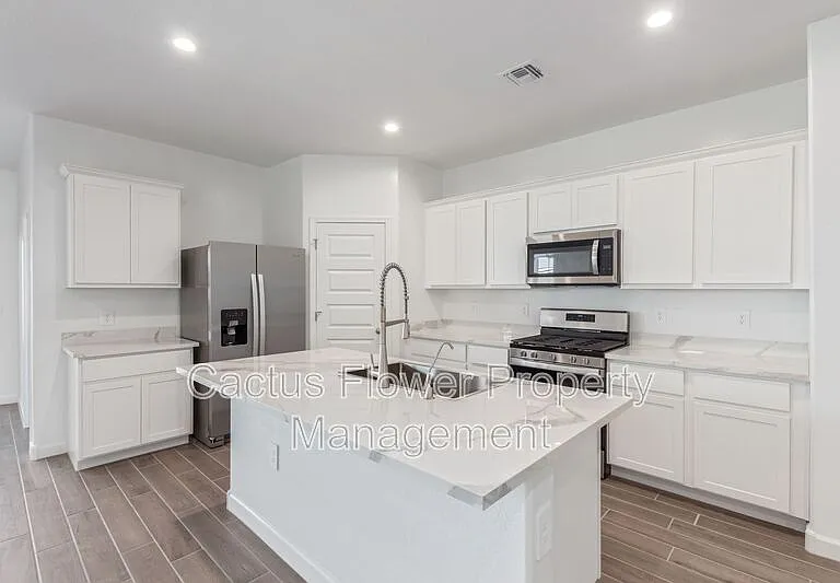 2124 W Sombra Ave — Photo 5