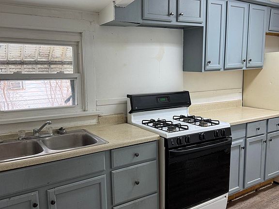 5th image of 2110 W Marquette St
