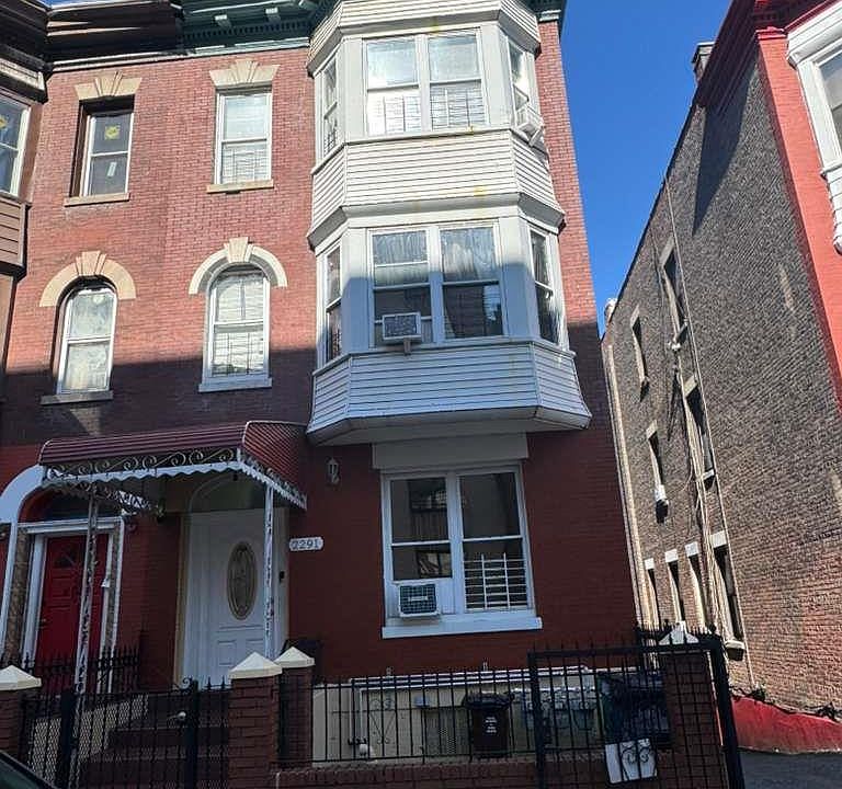 1st image of 2291 Loring Place N
