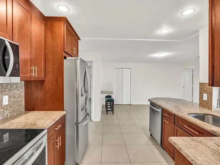 290 NW 65th Ave — Photo 3