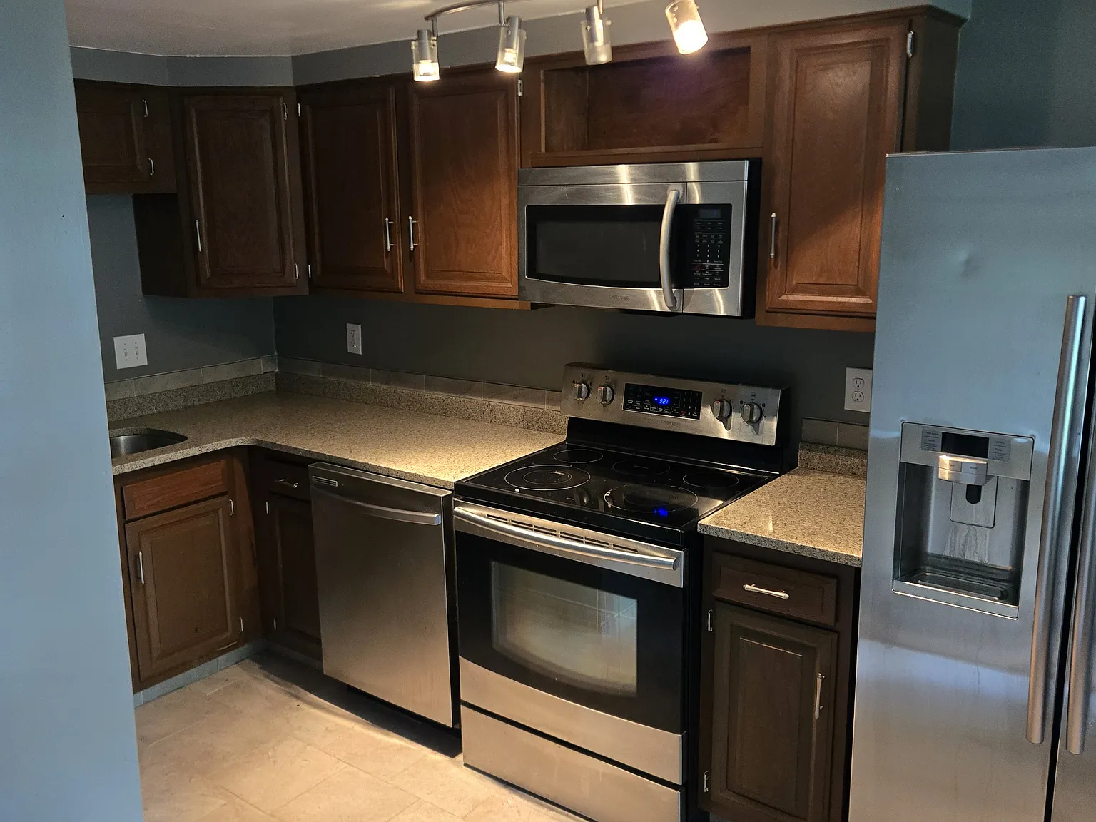 2 bed, 1.5 bath, 1200 sqft, $1,100 — Photo 3