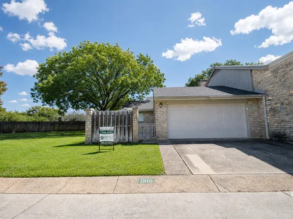 1810 N Woodstone Dr, Kerrville, TX 78028