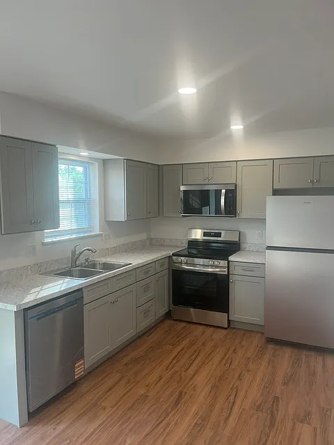 3 bed, 1.5 bath, 1240 sqft, $2,000 — Photo 2