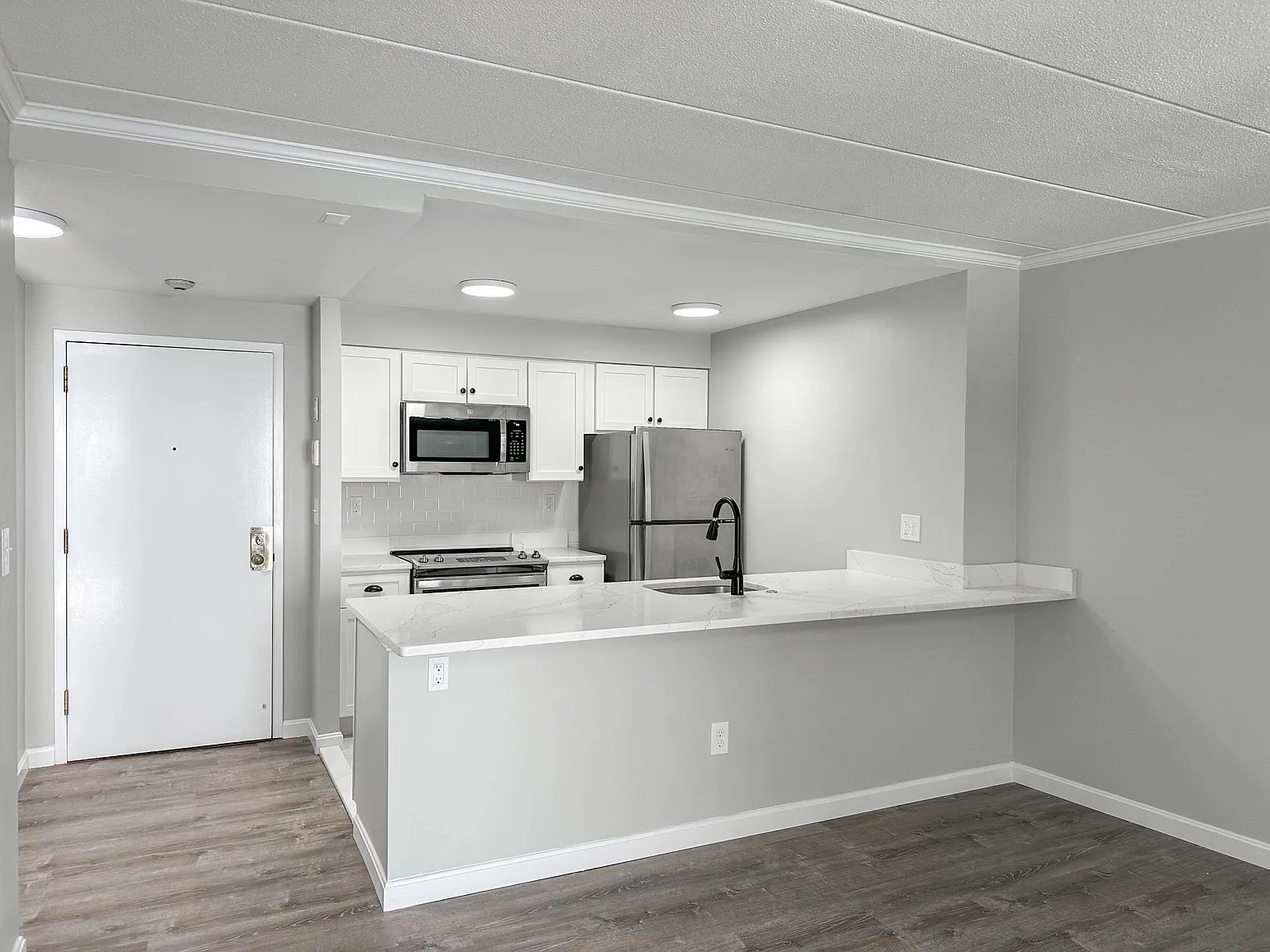 2 bed, 700 sqft, $4,100 — Photo 2