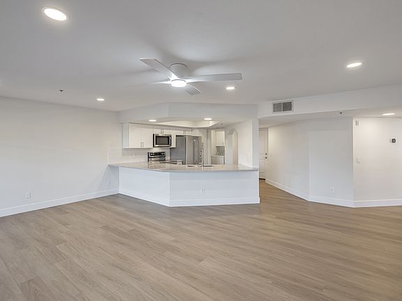 4th image of 5104 N 32nd St Unit 440