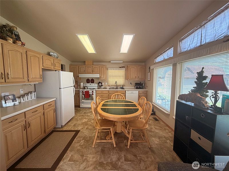 4th image of 616 Hunter Avenue SW