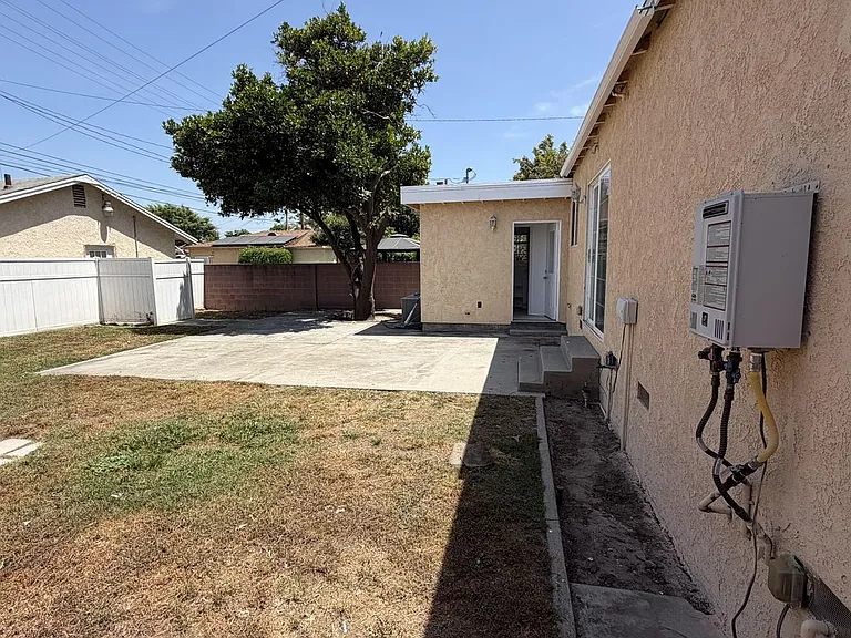 1104 N Frederic St — Photo 41