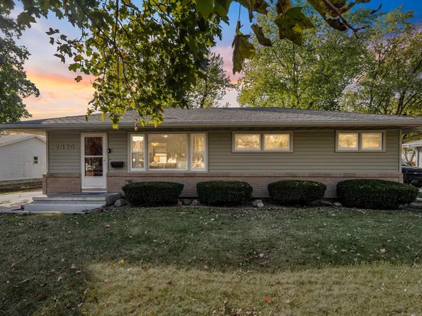 2315 Valley Park Dr, Cedar Falls, IA 50613