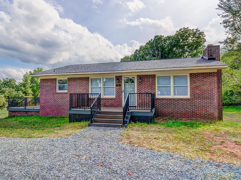 132 Eaker Dr — Photo 1