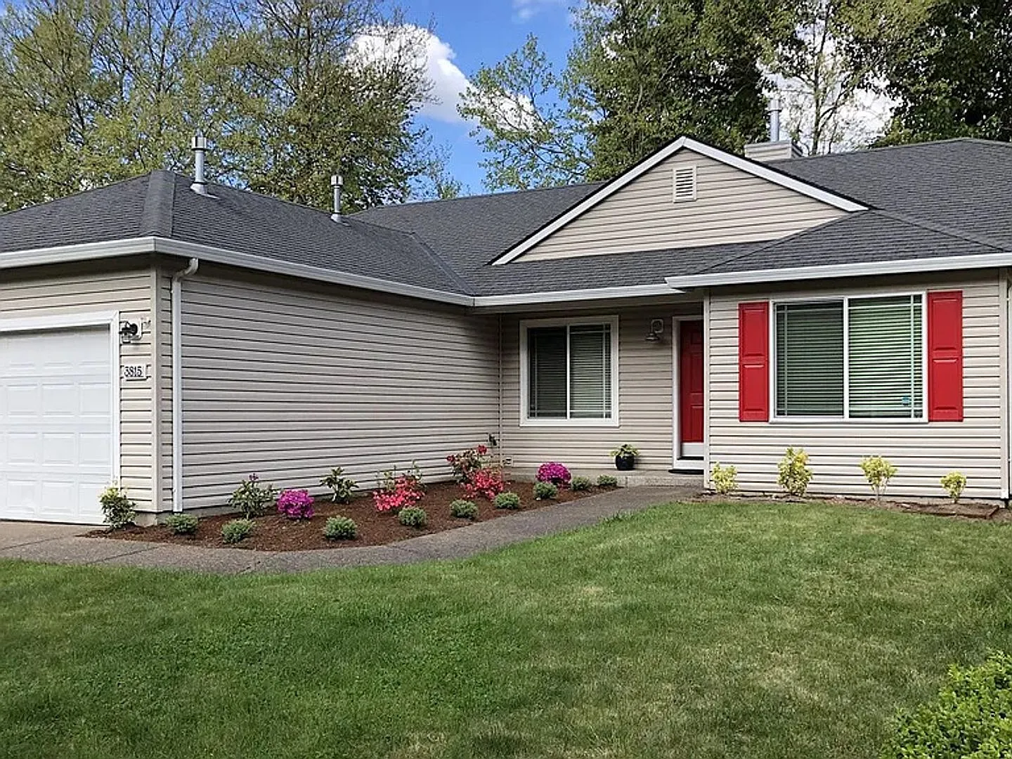 3 Bed | 2 Bath | 1,479 Sq Ft House in 3815 Century Dr, Eugene — Photo 3