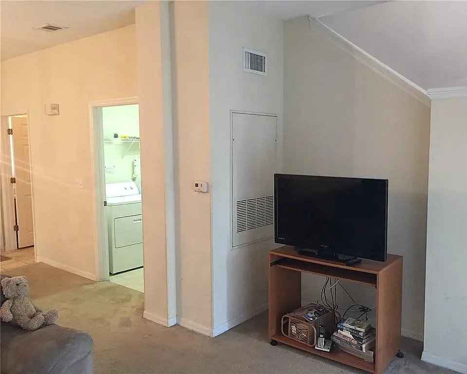 3 bed, 2.5 bath, 1291 sqft, $1,799 — Photo 2