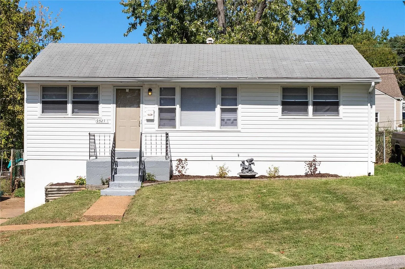 9527 Echo Ln photo 1