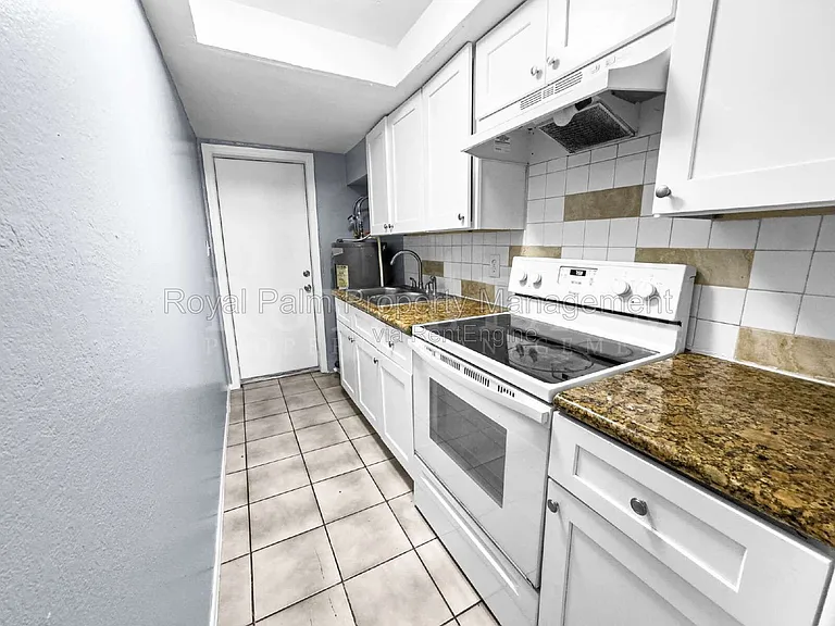 6617 Warwick Cir — Photo 13