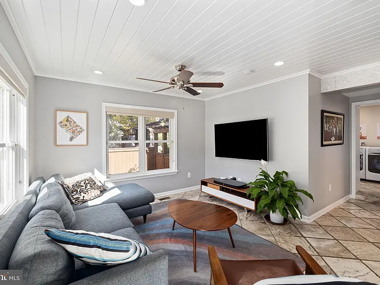 1604 N Edgewood St — Photo 11