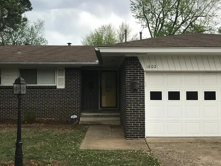 1602 Oakwood Dr — Photo 2