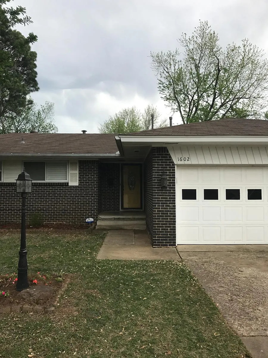 Building Photo - 1602 Oakwood Dr