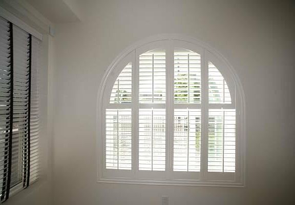 Huge Arch window. Lots of light!