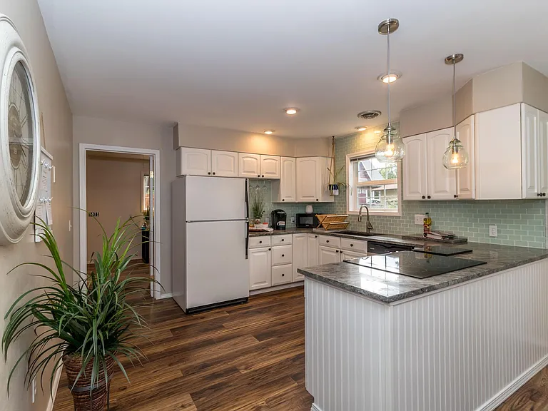 424 E 23rd Ave — Photo 8