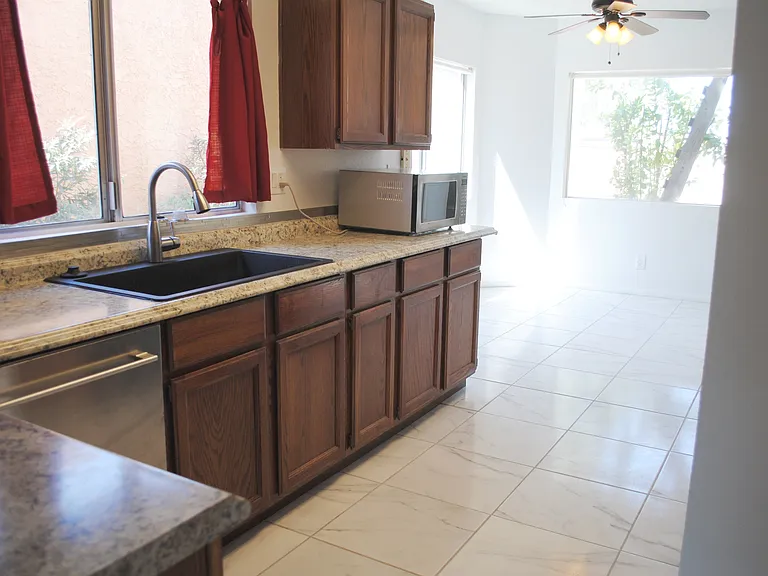 2121 N Villas Ln — Photo 6