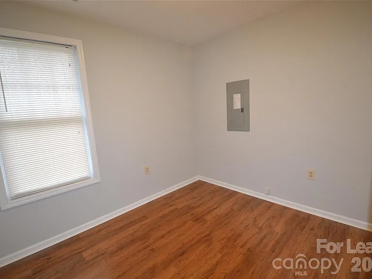 924 Junius St — Photo 23