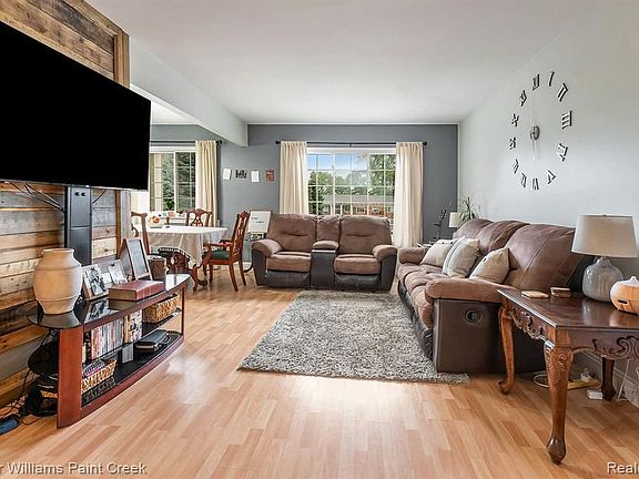 4th image of 39417 Van Dyke Ave #8