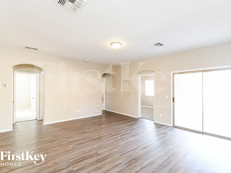 2850 E Silverbell Rd — Photo 2