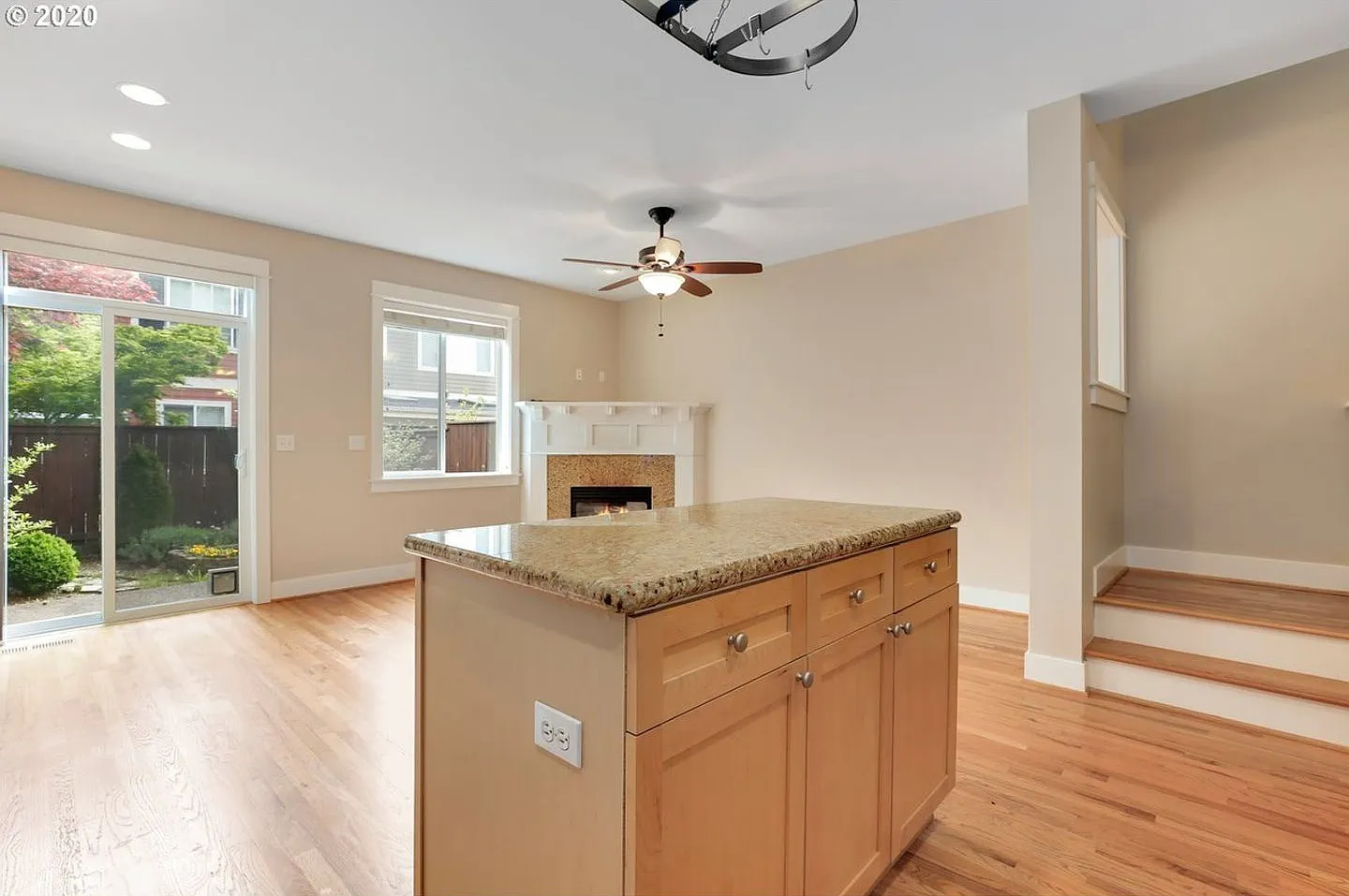 Bright Bull Mountain Townhome - Hardwoods, Granite, Private Patio, Garage, and more! — Photo 3