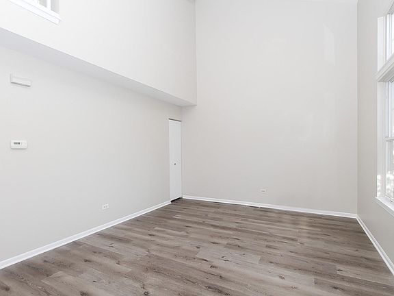 4th image of 525 Newbury Dr