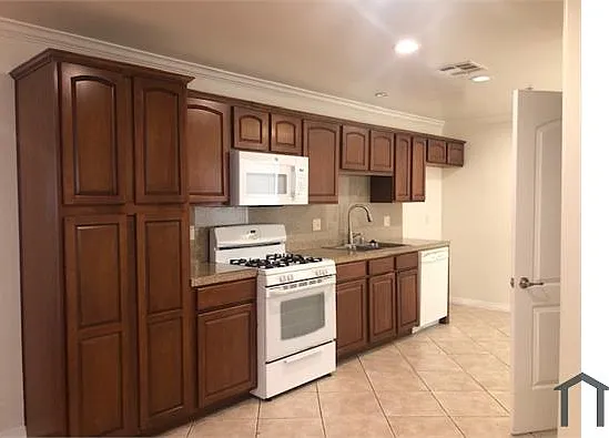 3 bed, 1350 sqft, $3,668 — Photo 2