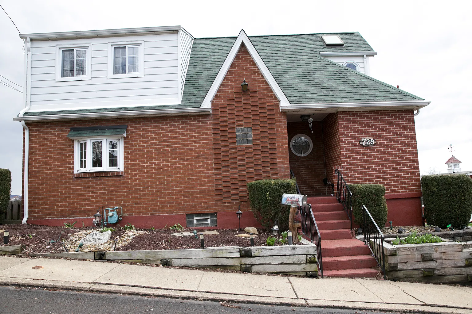 729 Burbridge St photo 1