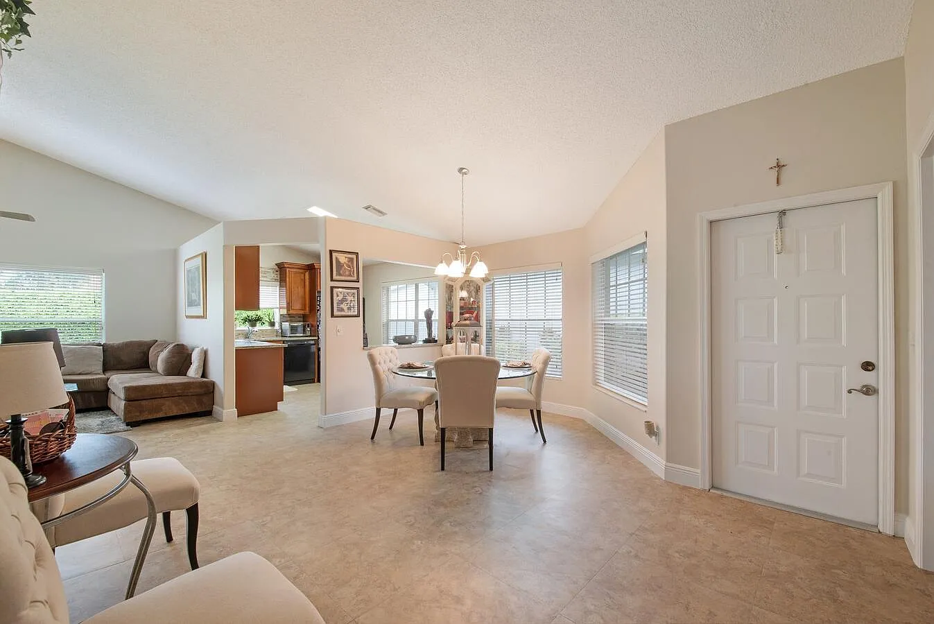 3 bed, 2.0 bath, 1522 sqft, $3,195 — Photo 4