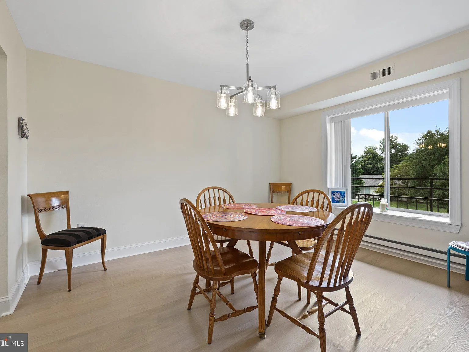 2 bed, 2.0 bath, 1237 sqft, $2,400 — Photo 4