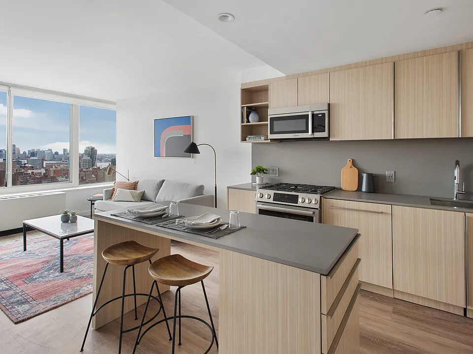 315 W 33rd St #8C